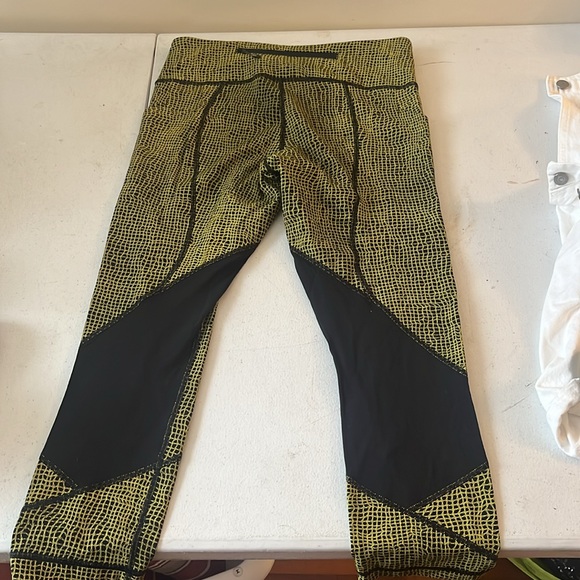 Lululemon crop size 6 - Picture 2 of 2